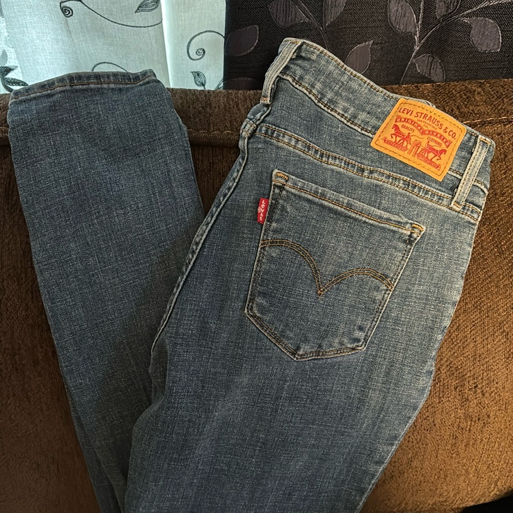 Levi’s 711 Women’s Skinny Jeans. Size 28 waist. Red Tab, Zip Fly.